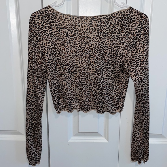 SHEIN Cheetah Print Long-sleeve Crop Top - Picture 2 of 3